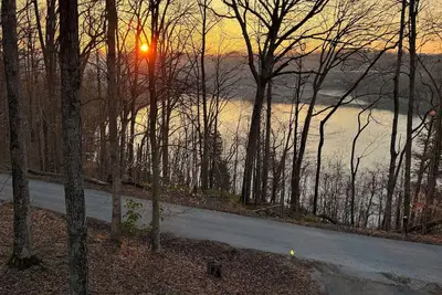 Image de \"Eagle's Cliff\" at Lake Cumberland. Relaxing Beautiful Front Porch Lake View!