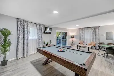 Image de Stylish Poconos Retreat w/ Hot Tub, Firepit, Pool Table, Games, & Country Club