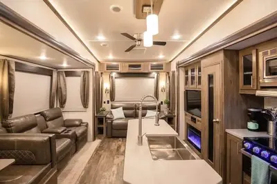 Image de Luxury 3-Bedroom 42' Home on Wheels with Bunk Room & Loft