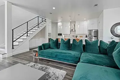 Downtown Modern Oasis |King Bed + Huge Backyard