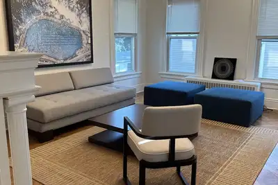 Image de Beautiful 2br apt in Beach community, close to train and hwys! Only 1hr to Nyc!