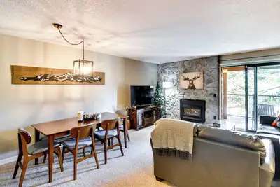 Image de Elevated Fraser Condo w/ Mountain View & Amenities