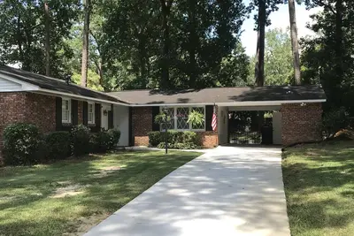 Image de Enjoy the Master’s knowing  the hot tub and private backyard await your return.