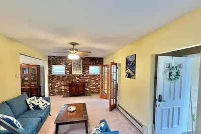 Image de Spacious family home with central air! 5 min walk to verona park