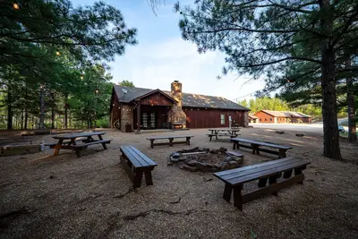 Image de New The Grand Bunk Cabin at Timber Lodge Ranch