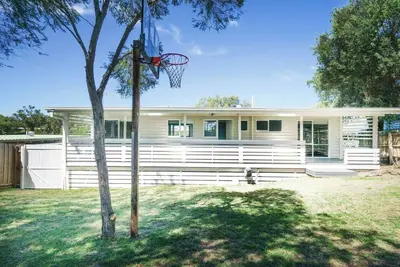 Image de Charming Seaside Bungalow A Peninsula Hideaway