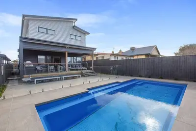 Image de Contemporary Coastal Escape with Sparkling Pool