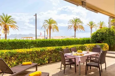 Image de Spectacular apartment with private garden in front of the beach.