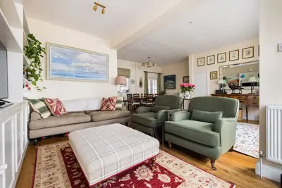 Image de Traditional Treasure – 3 Bedroom Home by Hyde Park