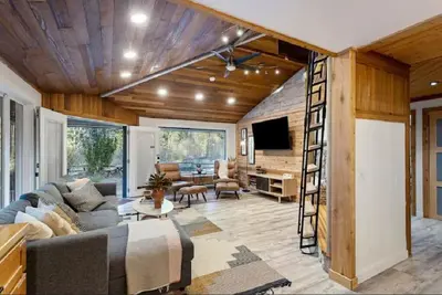 Image de Riverfront views + Hot tub in Luxe Cabin\n