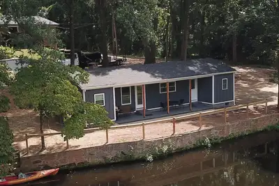 Image de The Pond House. This wilderness rich gem is close to Hickory!