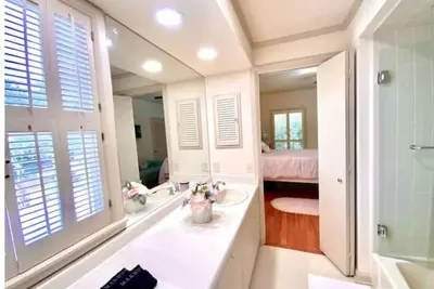 Image de Colonial Elegance in the City's Heart