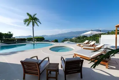 Image de Spectacular Bay-View Home on Two Levels, with Full Service plus Private Chef