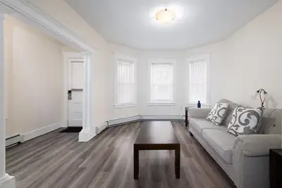 Image de Urban 2-Story Remodeled Townhouse Retreat