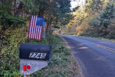 Image de Queen bed, coffee table with futon and beach view, door with beach access