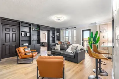 Luxe Living~ Free Parking!