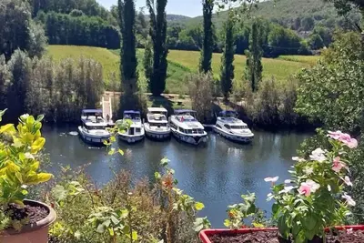 Image de Beautiful character house overlooking Le Lot. \nRiverside location with slip.