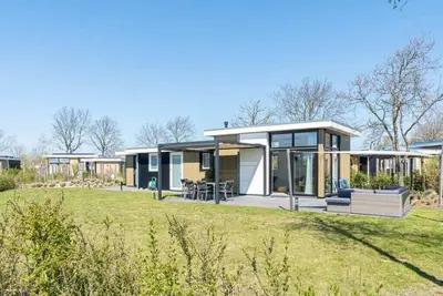 Image de Vaste jardin avec de grandes terrasses et même un espace pour un hamac relaxant. Avec la toile d'omb