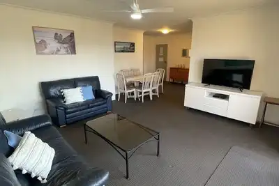 Image de Centrally located Tuncurry unit.