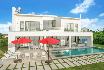 Image de Palmas 16: New luxury villa w/ pool, Jacuzzi, pool table, full staff & golf cart