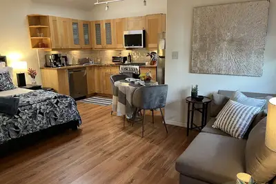 Image de Private, secure guest cottage w/garden close to Universal City.