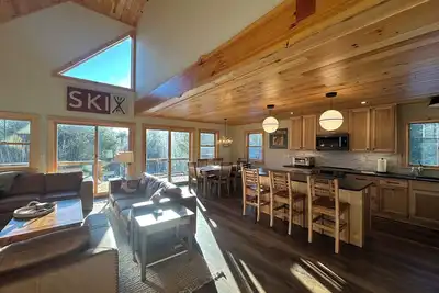Image de Songo Chalet - New construction! Hot Tub. In Bethel, 10 min from Sunday River!