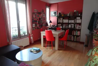 Image de Appartement charmant dans un quartier chaleureux de Paris.