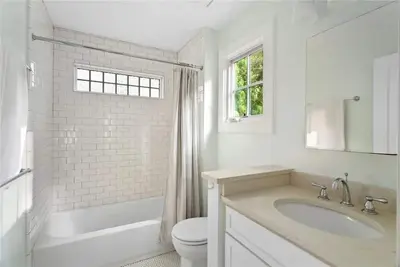 Image de Tasteful 4br / 3ba in quiet neighborhood, walkable to town square. Dogs Ok!