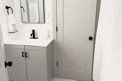 Image de 3 Bedroom lower unit -Brand New Remodel