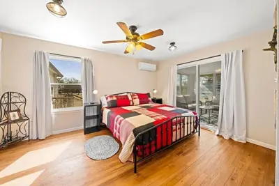 Image de Charming, Hill Country Small-town Suite, Centrally located.