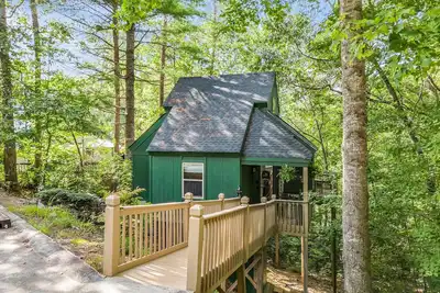 Image de Hidden Gem Cabin: Dog friendly, cozy cabin nestled in the heart of Helen, Ga