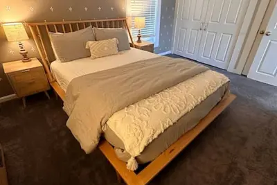 Image de Alpine Suite - Walk to Lake Sunapee and Restaurants