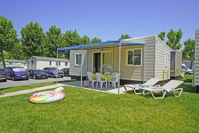 Maison mobile avec jardin et barbecue