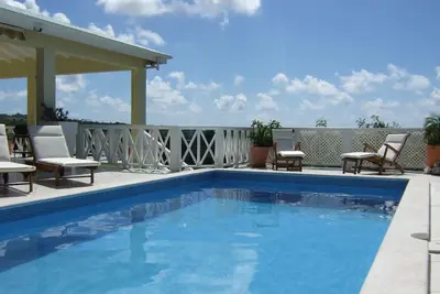 Image de Private romantic retreat, ideally located, panoramic views, walk to the beach.