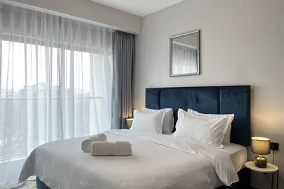 Image de Balancing space and style: Creating a cozy and functional 2 bedroom apartment.