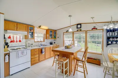 Image de Creekfront Max Meadows Mobile Home with Deck!