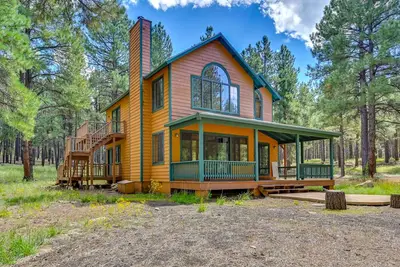 Image de Hike & Fish: Parks Cabin w/ Balcony & Forest Views