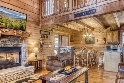 Image de A Place in Time (2-Bedroom Cabin) by RedAwning