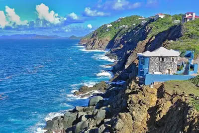 Image de Newly remodeled 4br cliffside with dramatic views!