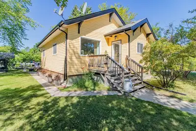 Image de Cozy Home-> Ideal Town location - walk to beach + everything + great fenced yard