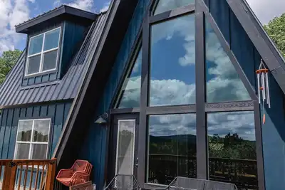 Image de Modern A-Frame with hilltop views. 2. 6mi from the Frio River. 4mi from Garner.