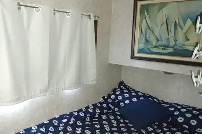 Image de Unique houseboat rental with private dock and land on the historic Rideau River.