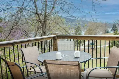 Image de 2br Waterfront Duplex Cabin w/ Pool + Swim & Boat dock