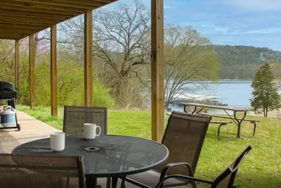 Image de 2br Waterfront Duplex Cabin w/ Pool + Swim & Boat dock