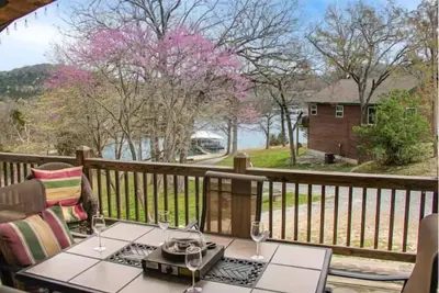 Image de 8br Waterfront Cabin w/ Hot Tub, Pool + Swim & Boat dock