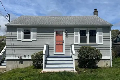 Image de Cozy, fully-appointed Matunuck cottage, 8 minute walk to the beach.