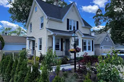 Image de Beautifully Restored 1890’s House in beautiful downtown Mystic. 2 bed & 2 baths.