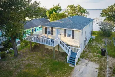 Image de Newly Renovated! Bayfront Bliss! Water Front Home