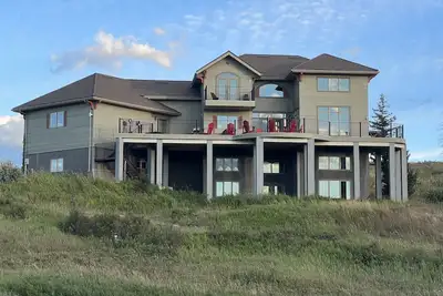 Image de Huge Waterton River Lodge (Residence on a beautiful 3 acres backing the river)