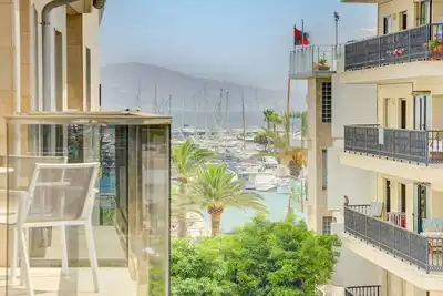 Image de Stunning 4 bed penthouse, direct acess to rooftop Shared pool 360 view of Port.